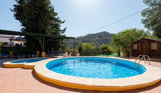 Pool, BBQ, 7 min drive to the beach on an avocado & mango estate, 15 min from Málaga center