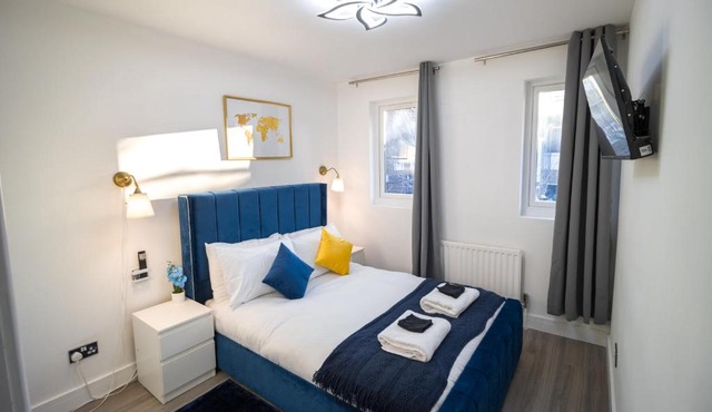 Premium 4BR Home Near Tower Bridge with Garden & Parking