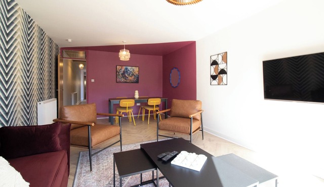 Presented by Aurora Short Stays! Our spacious property is ideally located close to local shops, cafés, supermarkets, and everyday amenities. Featuring 3 comfortable bedrooms, it offers a relaxing stay for up to 6 guests.