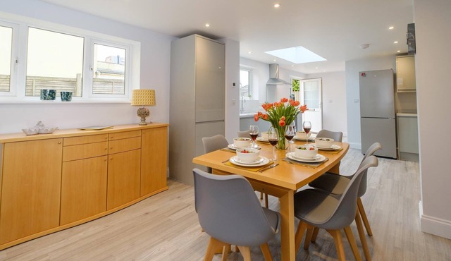 Primrose Cottage - sleeps 6 guests in 3 bedrooms