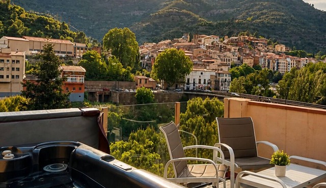 Private penthouse with jacuzzi, terrace and Montserrat views