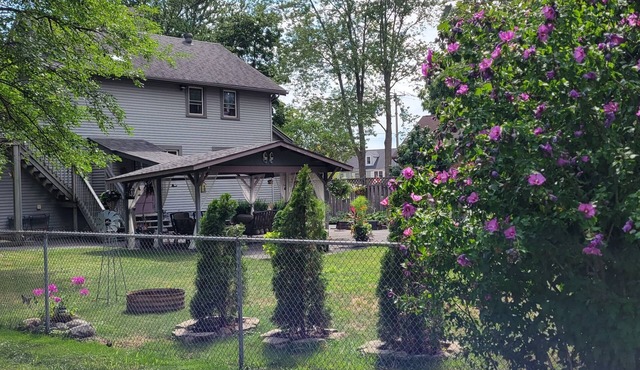 Private 800 sq ft Luxurious apartment/separate entrance.