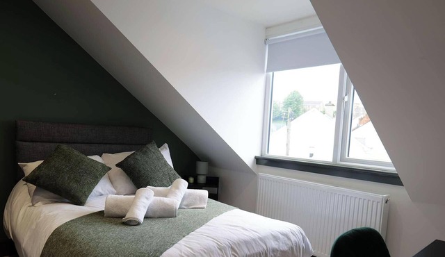 Private Double Room, Shared Bathroom-Walk to City