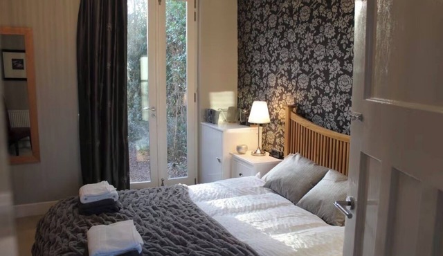 Private en-suite room, self check in (no contact)