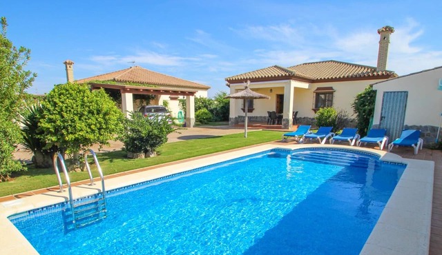 Private large pool, close to oldtown Conil, beautiful garden, covered terrace, fireplace - Casa Noe -
