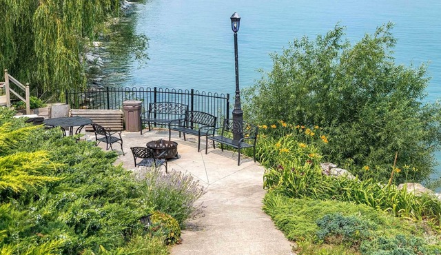 Private Ontario Lakefront Estate House - Indoor Heated Pool - Near everything