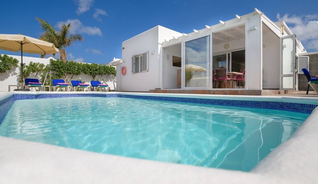 Private villa with pool and whirlpool in a quiet location