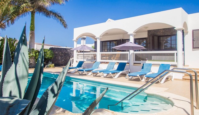Private Villa With Electric Heated Pool and Wifi, Mature Gardens Close To Town