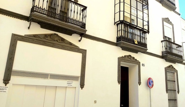 Quiet apartment in Seville center with parking