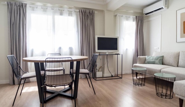 Quiet Apartment Pl. Cisneros 2 -5 pax, in Ciutat Vella, in downtown Valencia