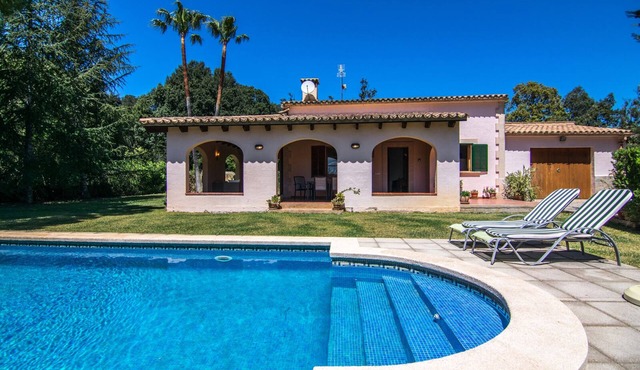 Quiet family Villa in Pollensa countryside with pool, just 3 km from town
