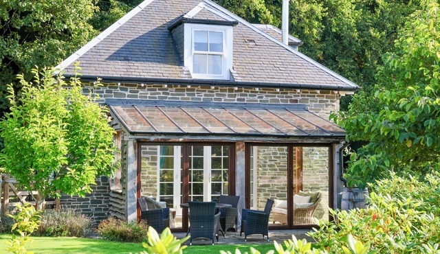 Quiet, Private & Picture‑Perfect Cottage — Couples, Families, Pets, Walk to Town