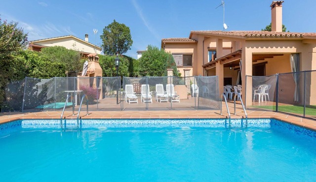 Quiet residential villa in Vidreres