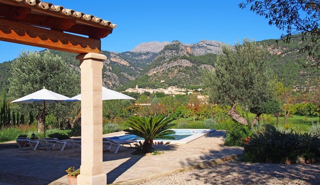 QUIET VILLA WITH PRIVATE POOL NEAR THE VILLAGE