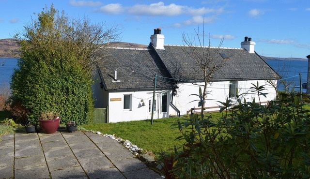 Quiet village location with stunning loch views, sleeps 6