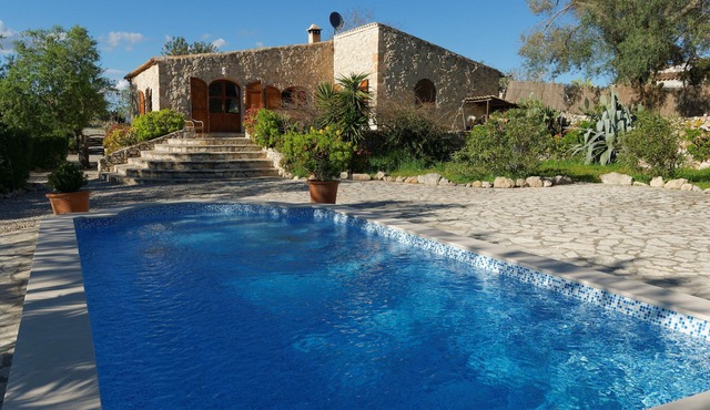 Quietly located natural stone finca with guest house pool + garden for 6 people