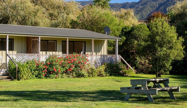Rātā Cottage - Mārahau Holiday Unit
