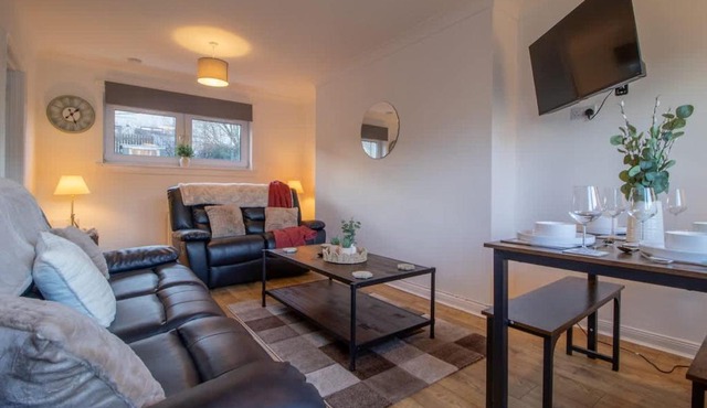 Raeburn House- 3 Bedrooms, 2 Bathrooms in Hamilton