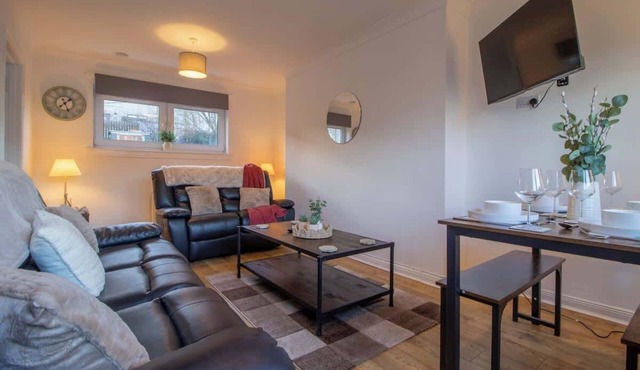 Raeburn House- 3 Bedrooms, 2 Bathrooms in Hamilton