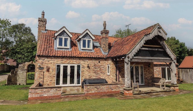 REDWOODS, pet friendly, with a garden in Leven Near Beverley