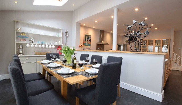 REGATTA LOOKOUT, pet friendly, luxury holiday cottage in Aldeburgh