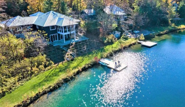 Relaxing cottage on Wee Lake in Grand Bend