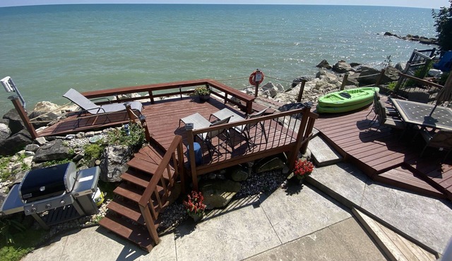 Relaxing lakefront cottage near wineries and beach