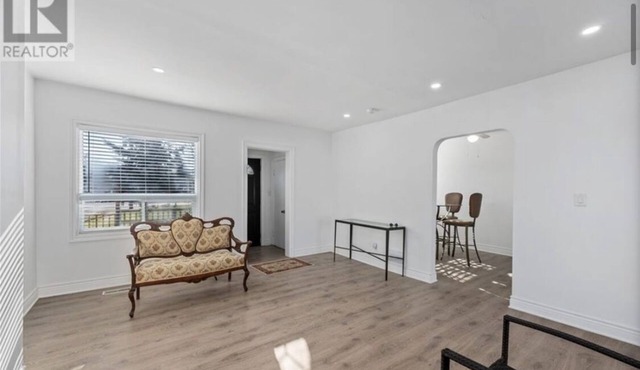 Remodeled old house,super close to highway 401,shopping plaza