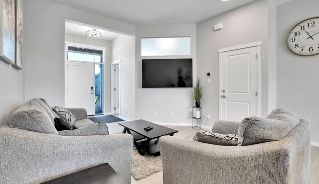 Remote Work Ready-2/Kitchens-2/AC/Lake Access/Near South Health Campus/Games