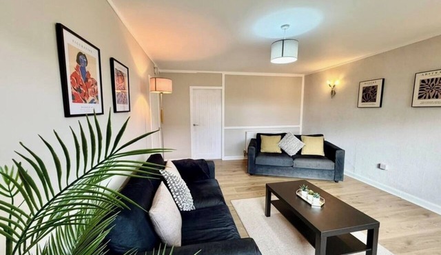 Renfrew Town Centre, sleeps 6 - Pass the Keys