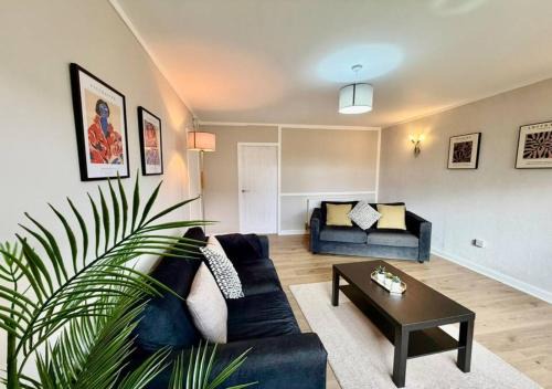 Renfrew Town Centre sleeps 6 - Pass the Keys