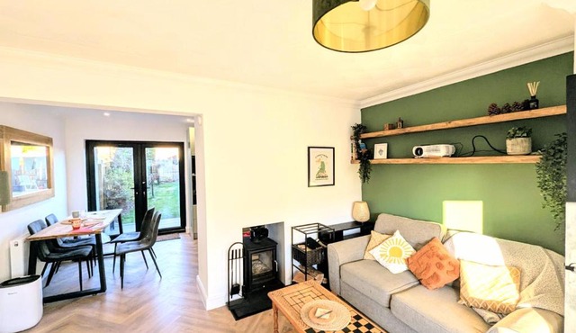 Rennovated 3 Bed House 7 minute train to the Fringe & Edinburgh City Center with Real Wood Burner