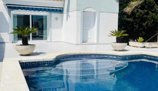 Renovada casita adosada con piscina y canal