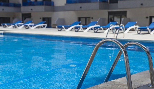 Renovated Apartment, Pool, Near Beach, Free WiFi, A/C, Parking, Close to All Amenities
