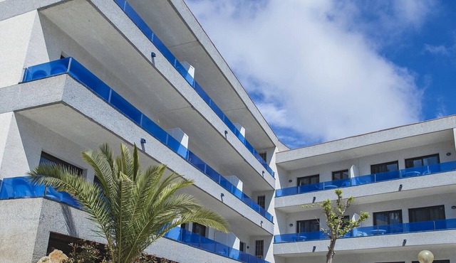 Renovated Apartment in Tranquil Area, 150m from Beach, Pool, A/C, Free Wi-Fi, Parking Available