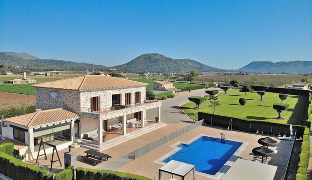 Rey del Campo 140 luxurious villa with private pool, air conditioning, garden and BBQ area