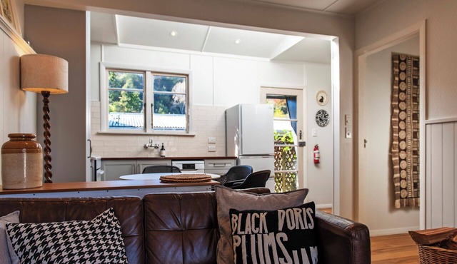 River Walk Cottage - Nelson's Charming Riverside Retreat
