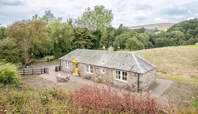 Romantic cottage for two in Outlander location with historic castle tour
