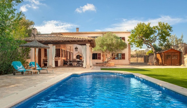 Romantic townhouse in Llombards with pool and garden