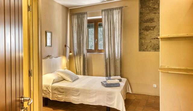 Room 'Donzell' with Shared Pool, Wi-Fi, and Air Conditioning