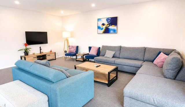Room to spread out · fenced lawn, pets welcome - Weston Villa