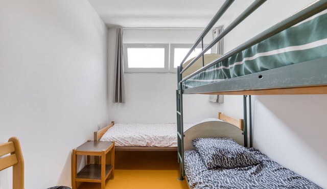 Room with Shared Terrace and Wi-Fi, 10 Minutes from the Beach
