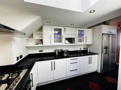 Roomy home 1 level Free Parking