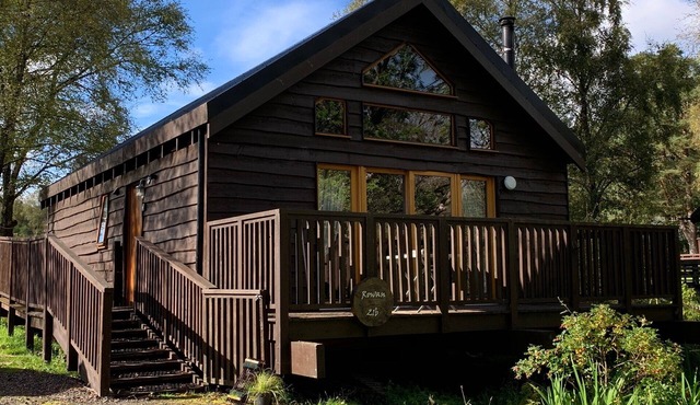 Rowan Cabin - Authentic log cabin, close to loch shore, with hot tub.