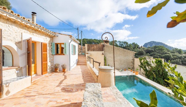 Rural house 'Can Titina' with sea views, private pool and Wi-Fi
