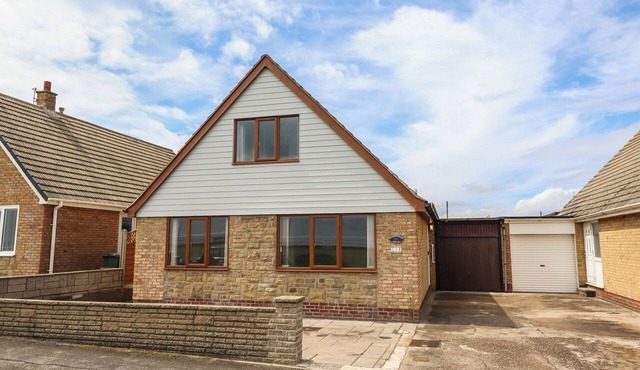 SANDRINGHAM, pet friendly, country holiday cottage in Withernsea