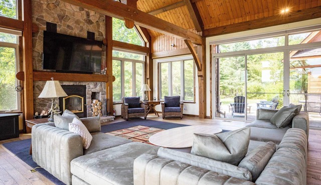 Sandy Lake Cottage, Hot Tub & Sauna!