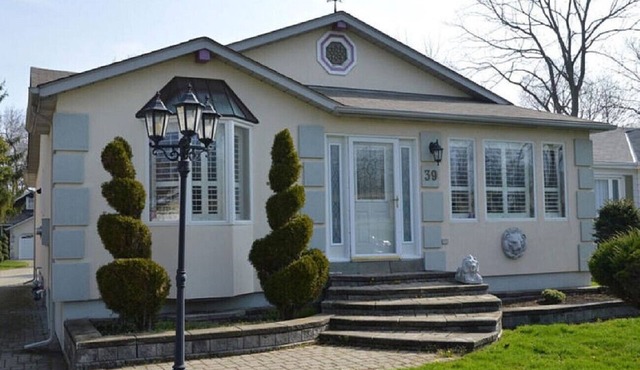 Sasson House, Short stroll to Queen Street