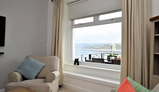 Scenic waterfront location, coastal retreat boasts spectacular sea views, sleeps 4