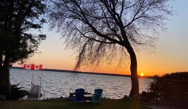 Scugog Lake House with hot tub and Sauna